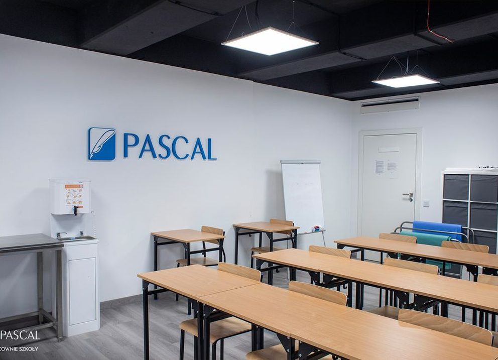 Sala szkoleniowa PASCAL z logo na ścianie