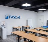 Sala szkoleniowa PASCAL z logo na ścianie